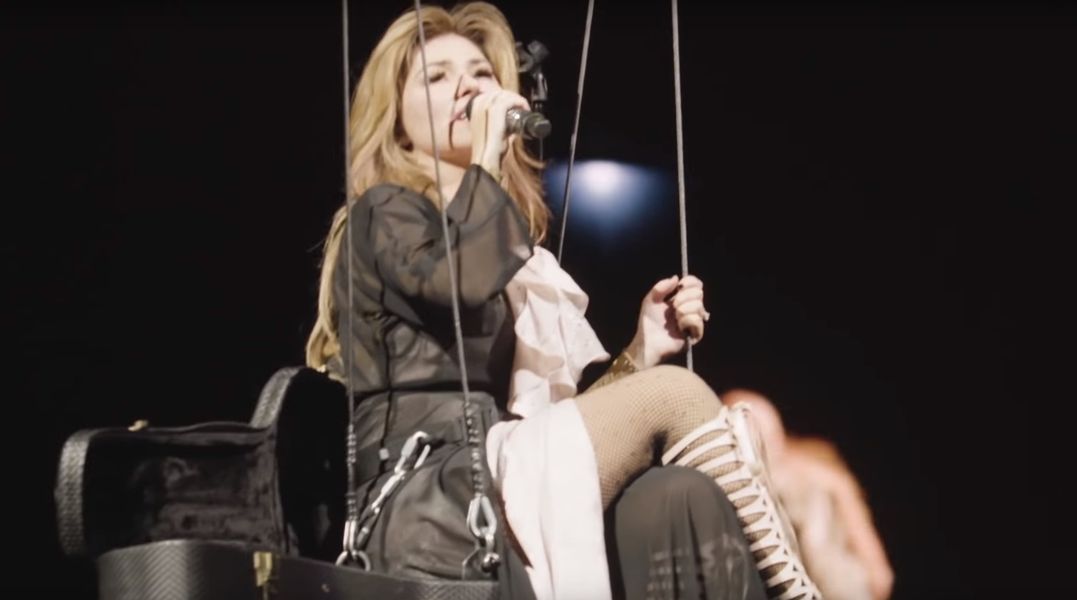 Shania Twain debutuje s emotívnym hudobným videom pre silnú pieseň „Soldier“