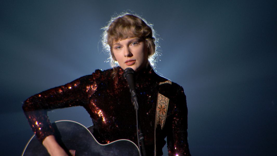 Taylor Swift „We Are Never Ever Getting Back Together“ dostane ošetrenie v námornej chatrči kapely US Navy Band
