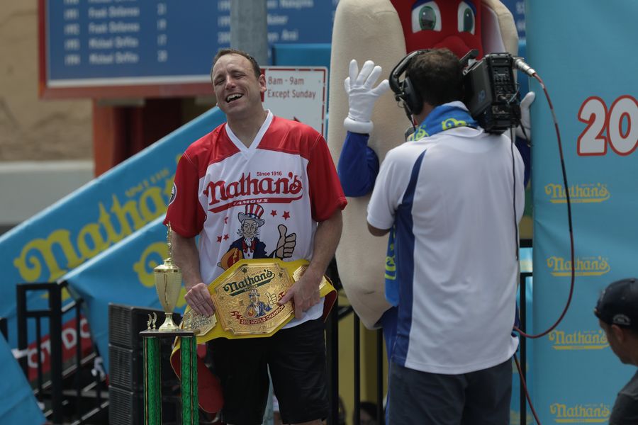 Joey Chestnut rompe su propio récord mundial al comer 74 hot dogs en 10 minutos