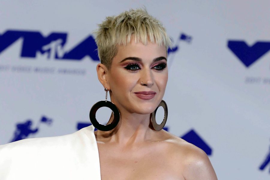 Katy Perry stiller billede i barselsundertøj fire dage efter fødslen, da sjove MTV VMA'er ser ud