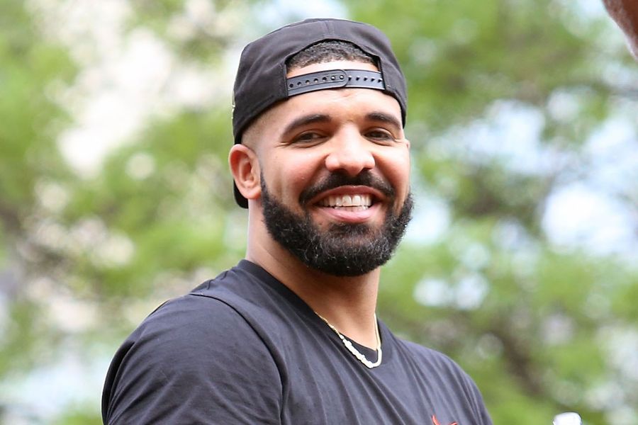 Vypočujte si Drakeov nový kompilačný album „Care Package“