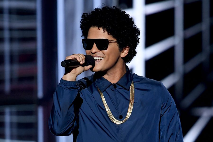 Bruno Mars porazil Michaela Jacksona a U2 Records a predal tri predstavenia na havajskom štadióne Aloha