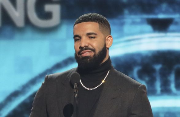 Drake anerkender fanens 'BBW' -tegn ved London-koncert