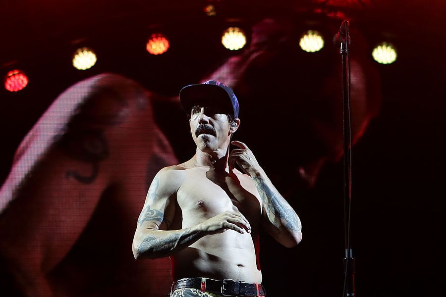 Anthony Kiedis se připravuje na video „Go Robot“ Red Hot Chili Peppers