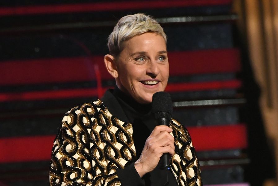 Ellen DeGeneres má perfektné riešenie na „bolesti hlavy homosexuálov“ v zábavnom falošnom PSA
