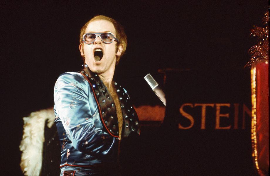 Elton John brinca sobre o 'esforço hercúleo' que ele dedicou ao consumo de cocaína dos anos 70 enquanto apresentava a festa de exibição de 'Rocketman'