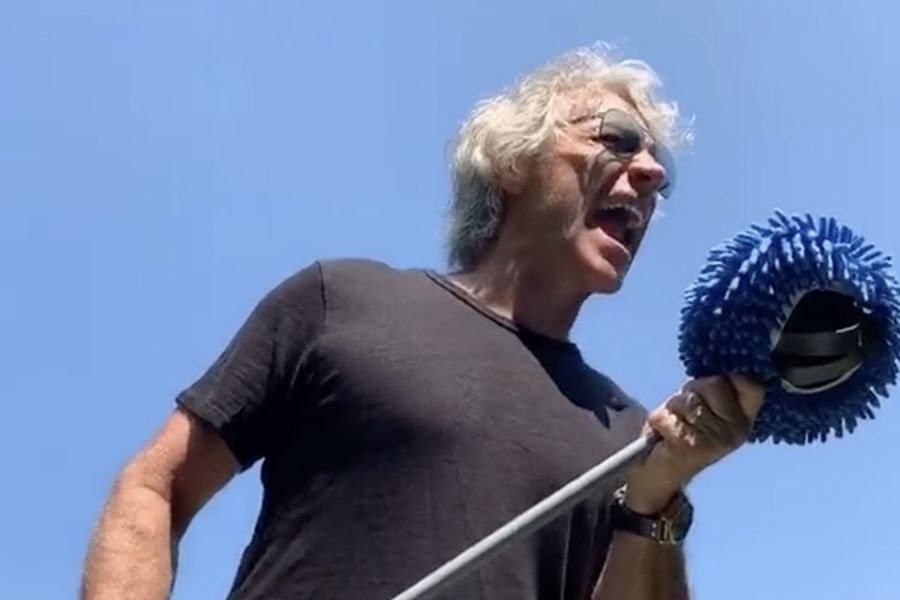 Jon Bon Jovi spieva „Livin“ na modlitbe “pred publikom fliaš na víno na výzvu TikTok
