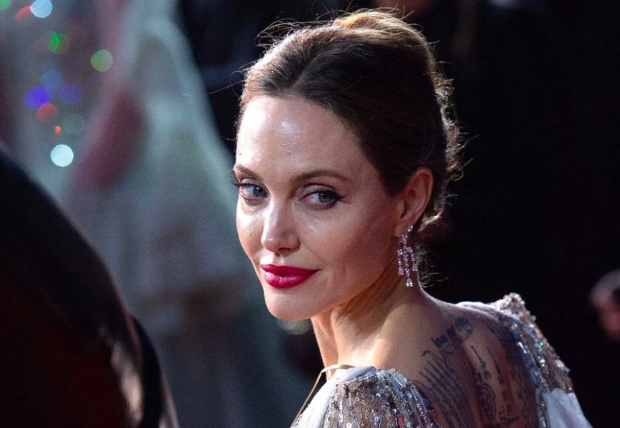 Angelina Jolie recibe el pésame de los fanáticos después del último video de alabanza a Trump del padre Jon Voight