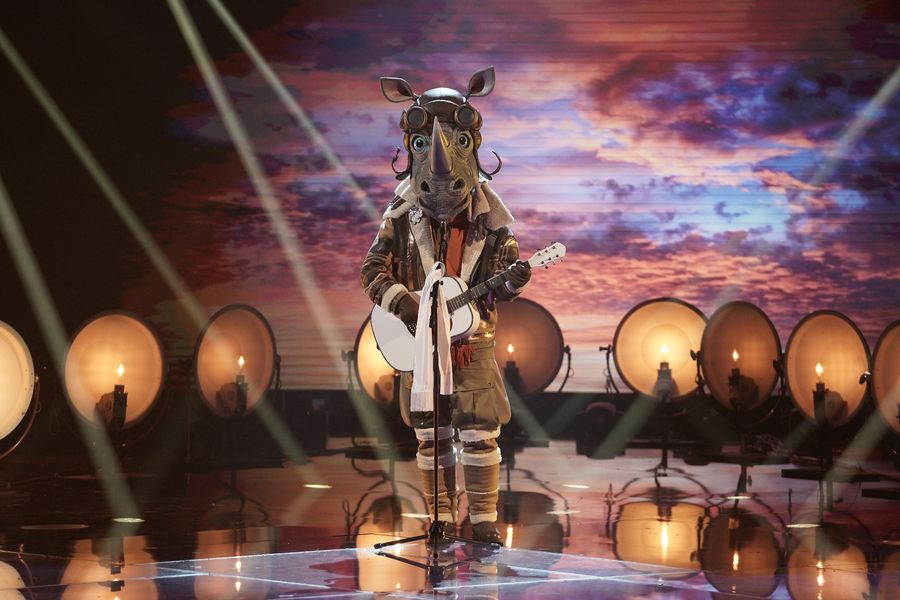 „Maskovaný spevák“ odhalený: Rhino odhaľuje, že privítal svojho chlapčeka dni pred semifinále