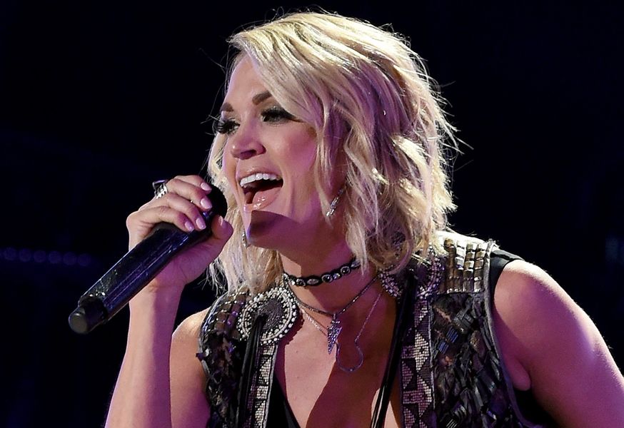 Carrie Underwood hylder Dolly Parton med fantastisk gengivelse af 'I Will Always Love You'