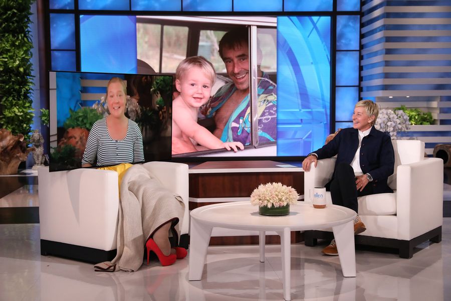 Amy Schumer se na „Ellen“ vydává vesele ve studiu