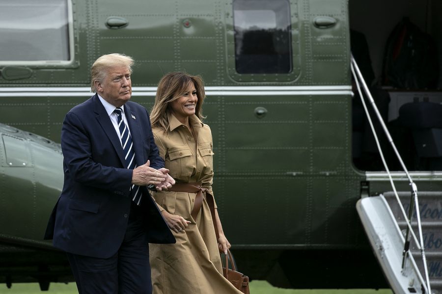 Melania Trump odmietla vziať ruku Donalda Trumpa pri odchode z letectva One