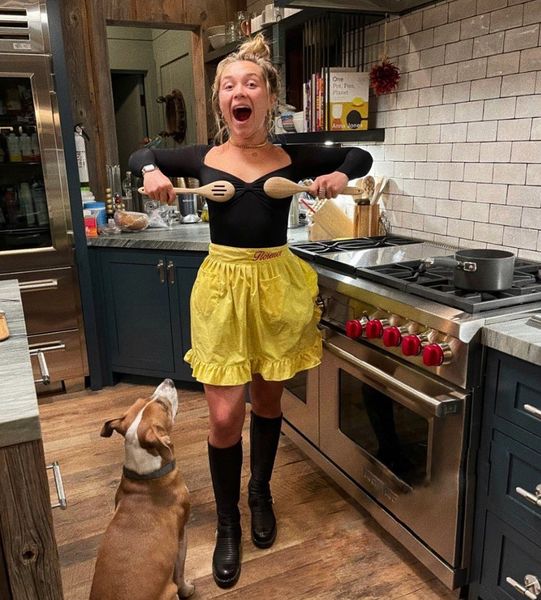 Os vídeos do Instagram 'Cooking With Flo' de Florence Pugh têm fãs pedindo a ela para apresentar um programa de culinária