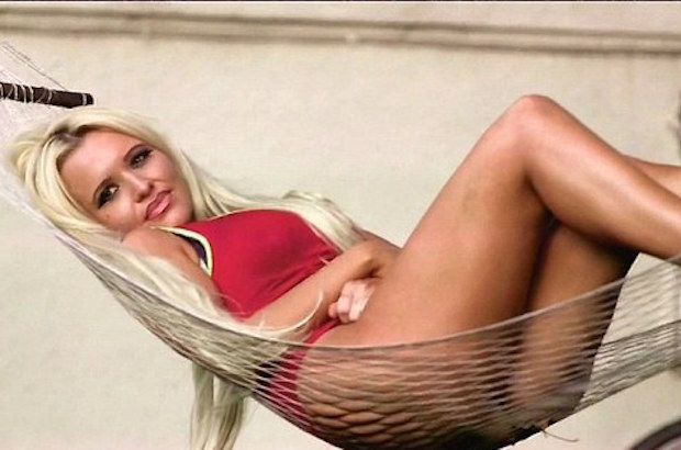 SLEDOVAŤ: Žena utratí 200 000 dolárov za to, aby sa stala podobnou ako Pamela Anderson za film „Moja zvláštna závislosť“