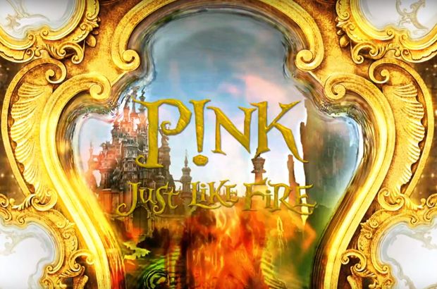 Pink выпускает новую песню 'Just Like Fire' для 'Алисы в Зазеркалье'