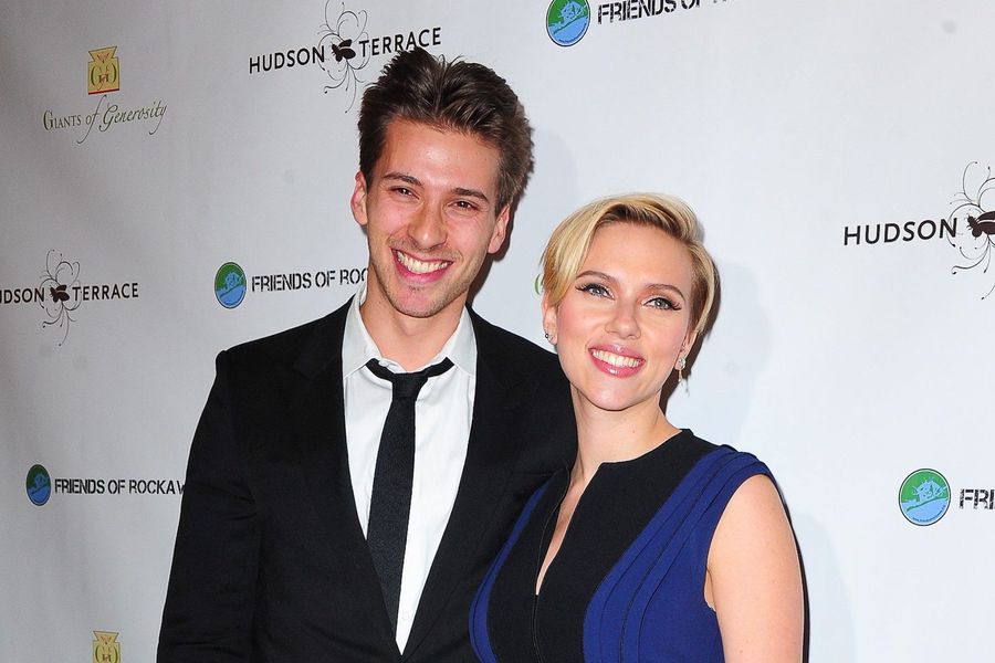 Scarlett Johansson sobre a obra de caridade de seu irmão gêmeo: 'Estou incrivelmente orgulhosa dele'