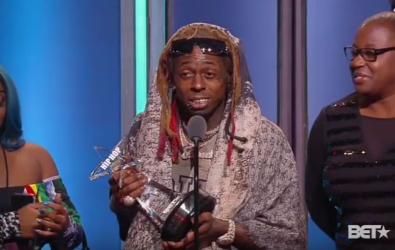 Lil Wayne elogia al policía blanco que le salvó la vida en un emotivo discurso de los premios BET
