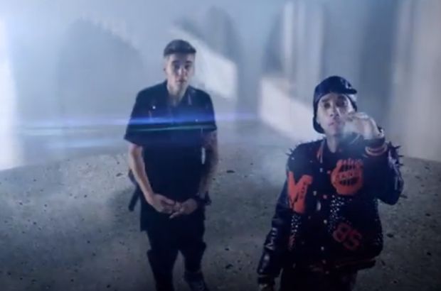 Justin Bieber a Tyga utekajú pred paparazzmi vo videu „Wait For A Minute“