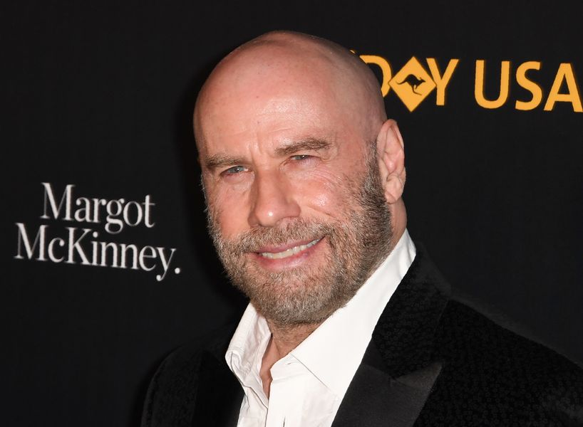 Pitbull le cuenta a Jimmy Fallon cómo inspiró a John Travolta a afeitarse la cabeza