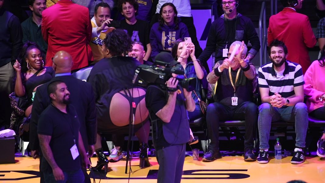 Președintele Staples Center spune că Lizzo nu va fi interzisă pentru că și-a arătat cureaua la jocul Lakers