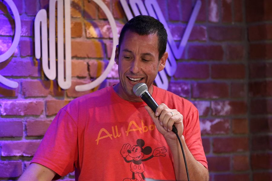 Adam Sandler udsætter martsdatoer på sin komedietur på grund af bekymringer om Coronavirus