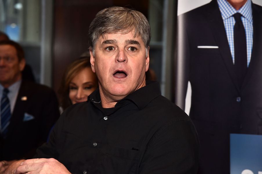 Sean Hannity Caught Vaping Live On Fox News: „Uh-Oh“