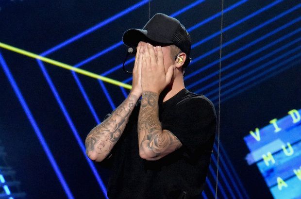 Justin Bieber bryder sammen efter sin VMA-præstation