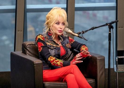 Dolly Parton afslører, at hun engang mistede en Dolly Parton-lignende konkurrence