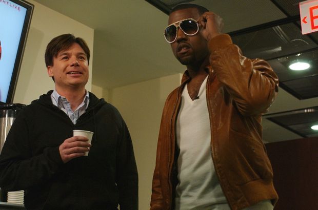 Mike Myers stojí vedľa Kanyeho Westa počas Katriny Telethonovej: „Som super hrdý“