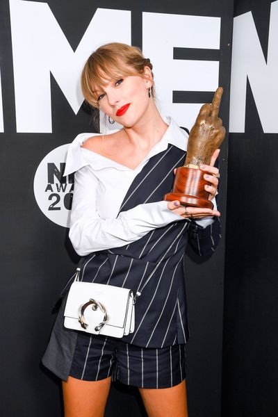 Taylor Swift hace una aparición sorpresa en los premios NME para aceptar el premio del dedo medio