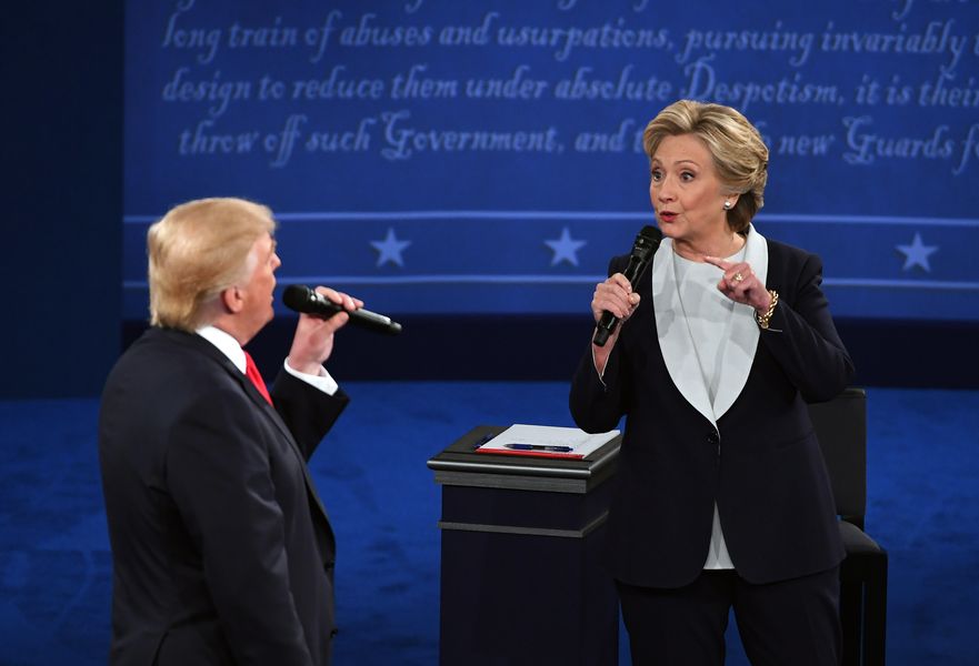 Хилари Клинтън, Дебатът на Доналд Тръмп получава дубъл в дуета „Времето на живота ми“