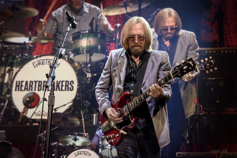 Sheryl Crow hylder Tom Petty, udfører 'If It Makes You Happy'