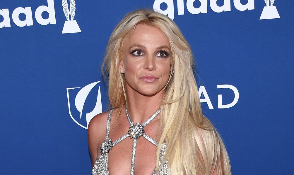 Britney Spears Films Workout rutīna no Makeshift mājas sporta zāles pēc sadedzināšanas