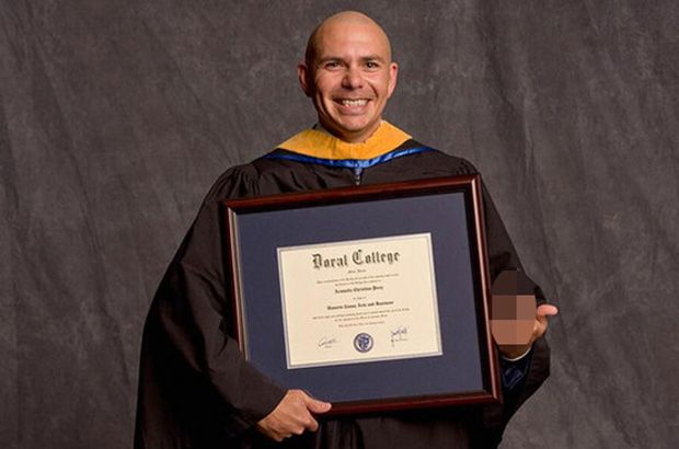 Atualização: Pitbull obtém o título honorário falso da faculdade não credenciada