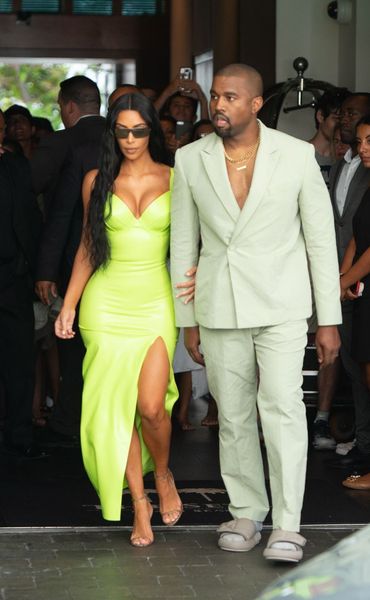 Kanye West bozkáva Kim Kardashian vo videu, ktoré zdieľa po povesti o manželskej roztržke: „Vykročíme z viery“
