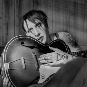 Chiar la timp pentru Halloween, Marilyn Manson lansează un nou videoclip înfiorător pentru „God’s Gonna Cut You Down”