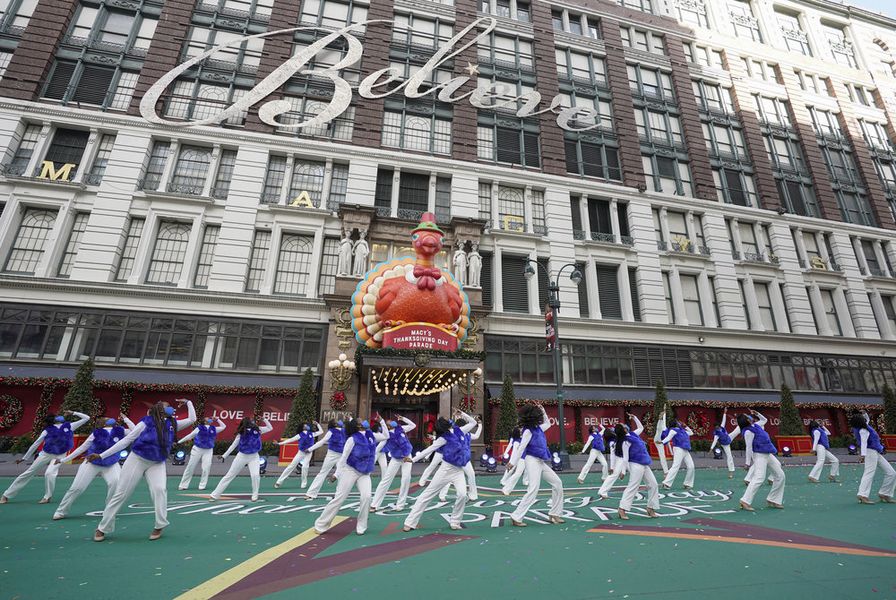 Macy’s Parade Thanksgiving Parade Slammed For Tweet s popisom historickej čiernej Sorority ako „rozmanitej tanečnej skupiny“