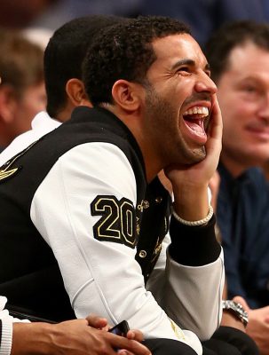 Drake viser sin rutine til genopretningstræning i sit personlige OVO-brandede motionscenter
