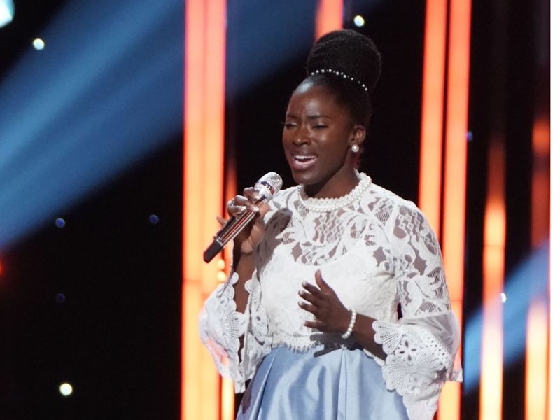 Funke Lagoke stort op het podium in tijdens ‘American Idol’ Performance