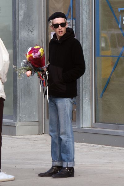 Подвеждаща снимка предполага, че Troye Sivan хвърли цветя от ветрило в боклука