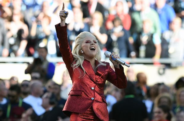 SE: Lady Gaga synger nationalsangen ved Super Bowl 50