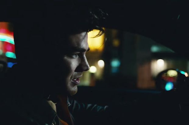 Adam Lambert má vo svojom najnovšom videu „Another Lonely Night“ vo Vegas