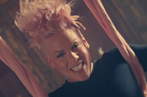 Pink And Daughter Willow Star i 'Just Like Fire' video