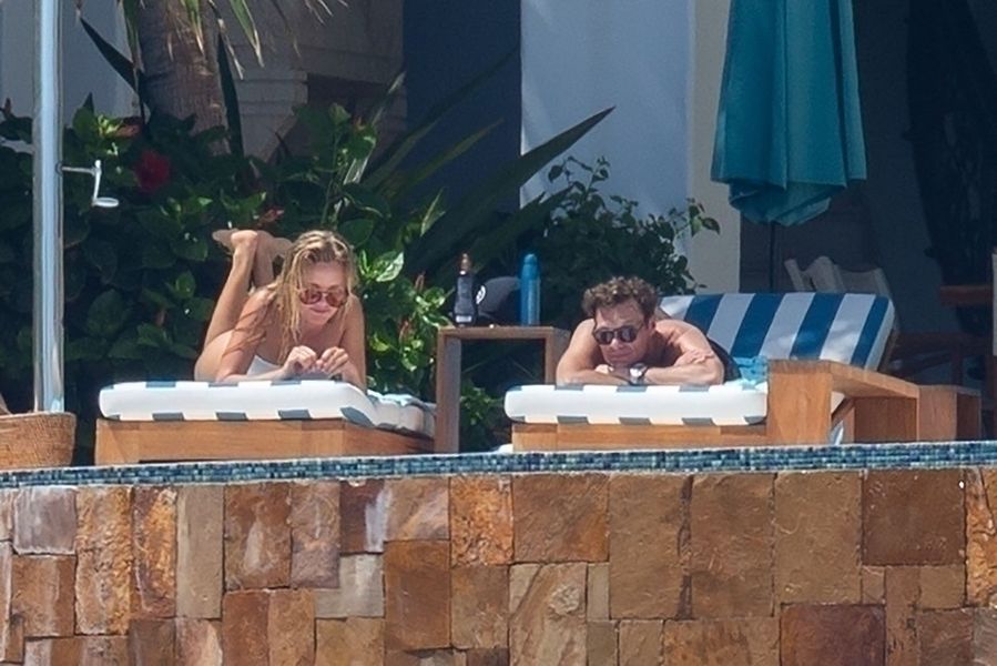 Ryan Seacrest sa rozišiel s priateľkou Shaynou Taylorovou, ktorá si všimla dovolenku v Cabo s „Mystery Blonde“