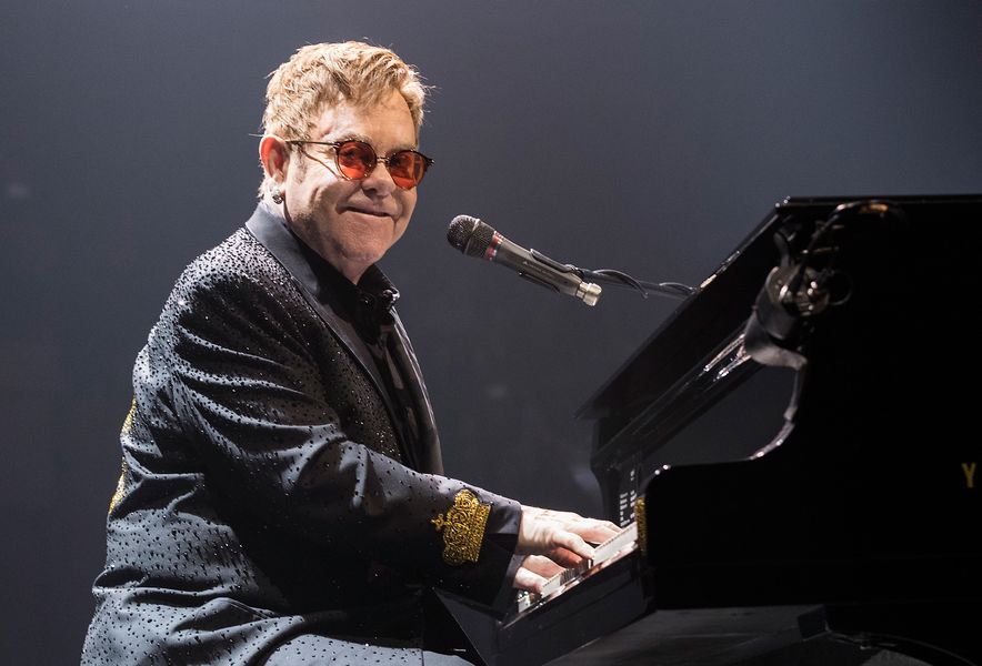 Elton John canta 'Circle Of Life' con el elenco de The Lion Kings Broadway para el vigésimo aniversario