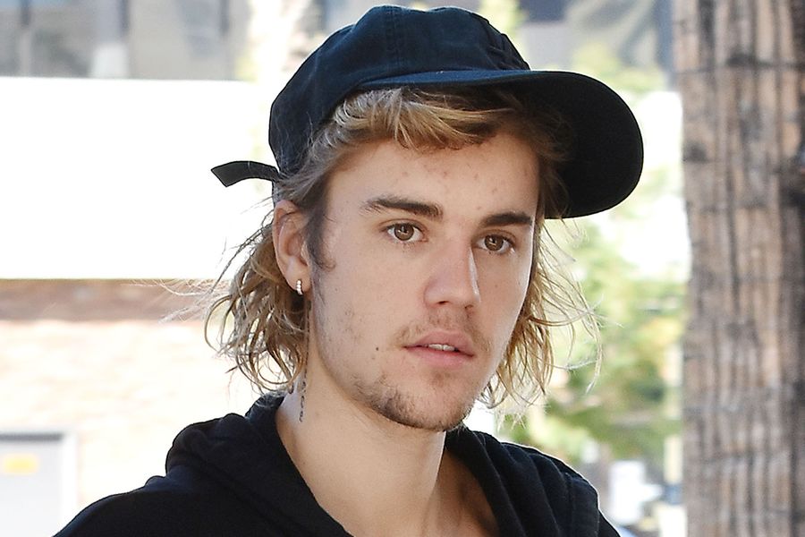 Justin Bieber debuterer nyt look med øjenbrynpiercing og diamantgrill