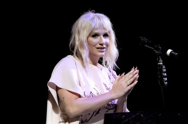 Kesha udfører Bob Dylans 'It Ain't Me Babe' With Ben Folds