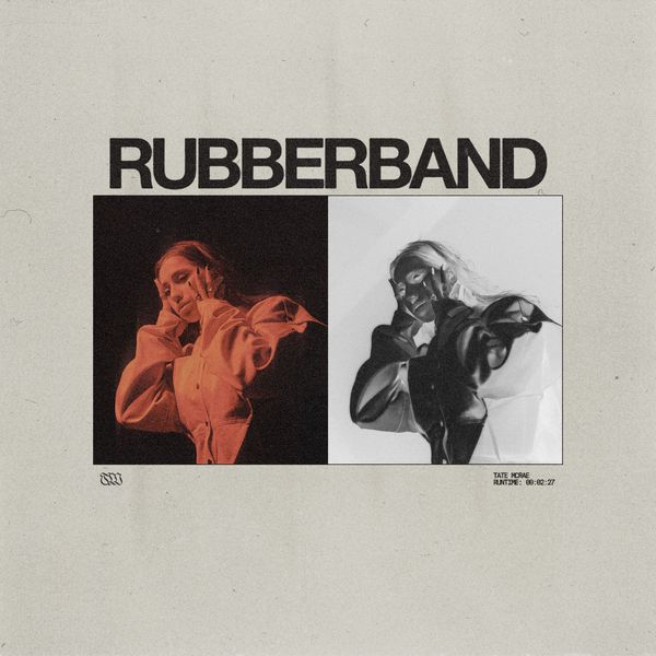 Tate McRae sa pozerá na seba v zrkadle v hudobnom videu ‘Rubberband’