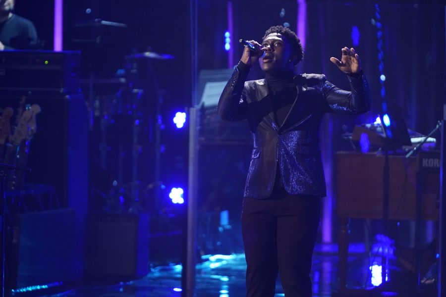 Deshawn Goncalves Goes ‘Over The Rainbow’ em uma apresentação impressionante de ‘American Idol’
