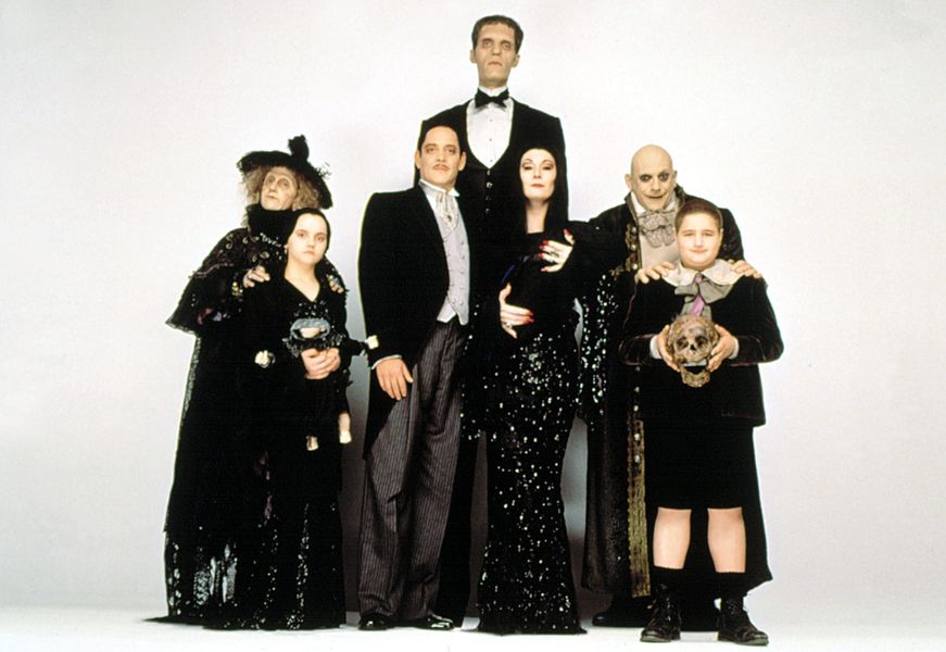 Tim Burton režírujúci televízny seriál „Rodina Addamsovcov“ naživo od stredy Addams